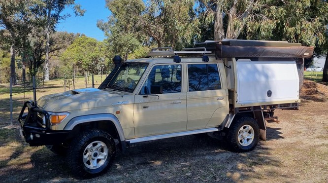Landcruiser V8 with electric roof tent