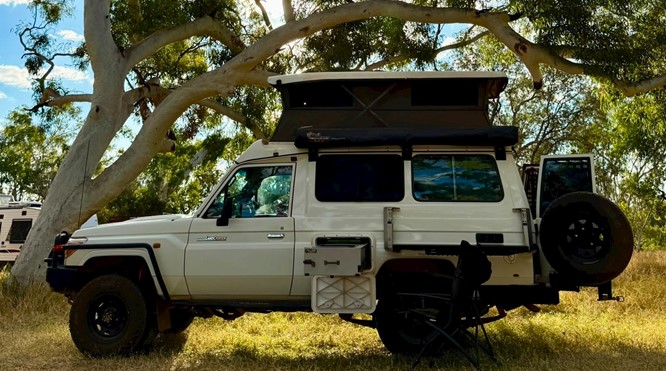Pop-up Bushcamper with slide-out kitchen